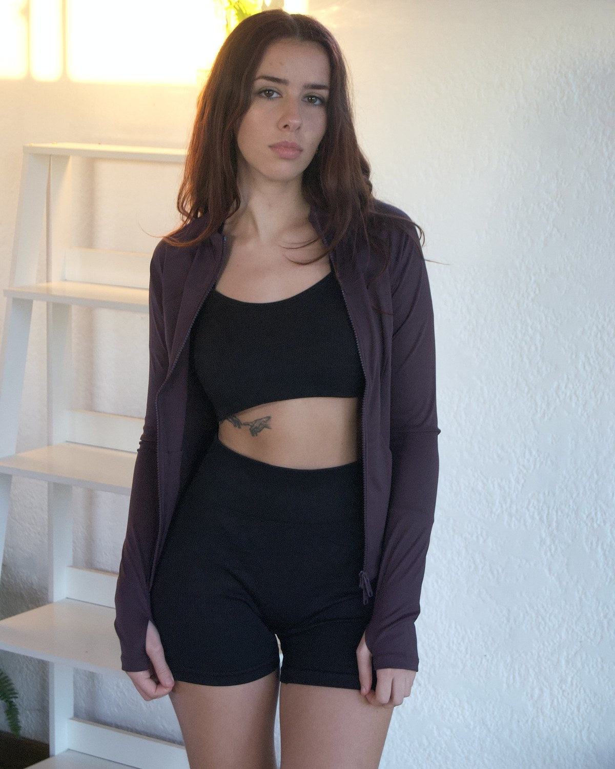 Set LUXA negro: top corto y short, con campera