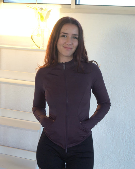 BBL Jacket color vino de LUXA en modelo, vista de frente