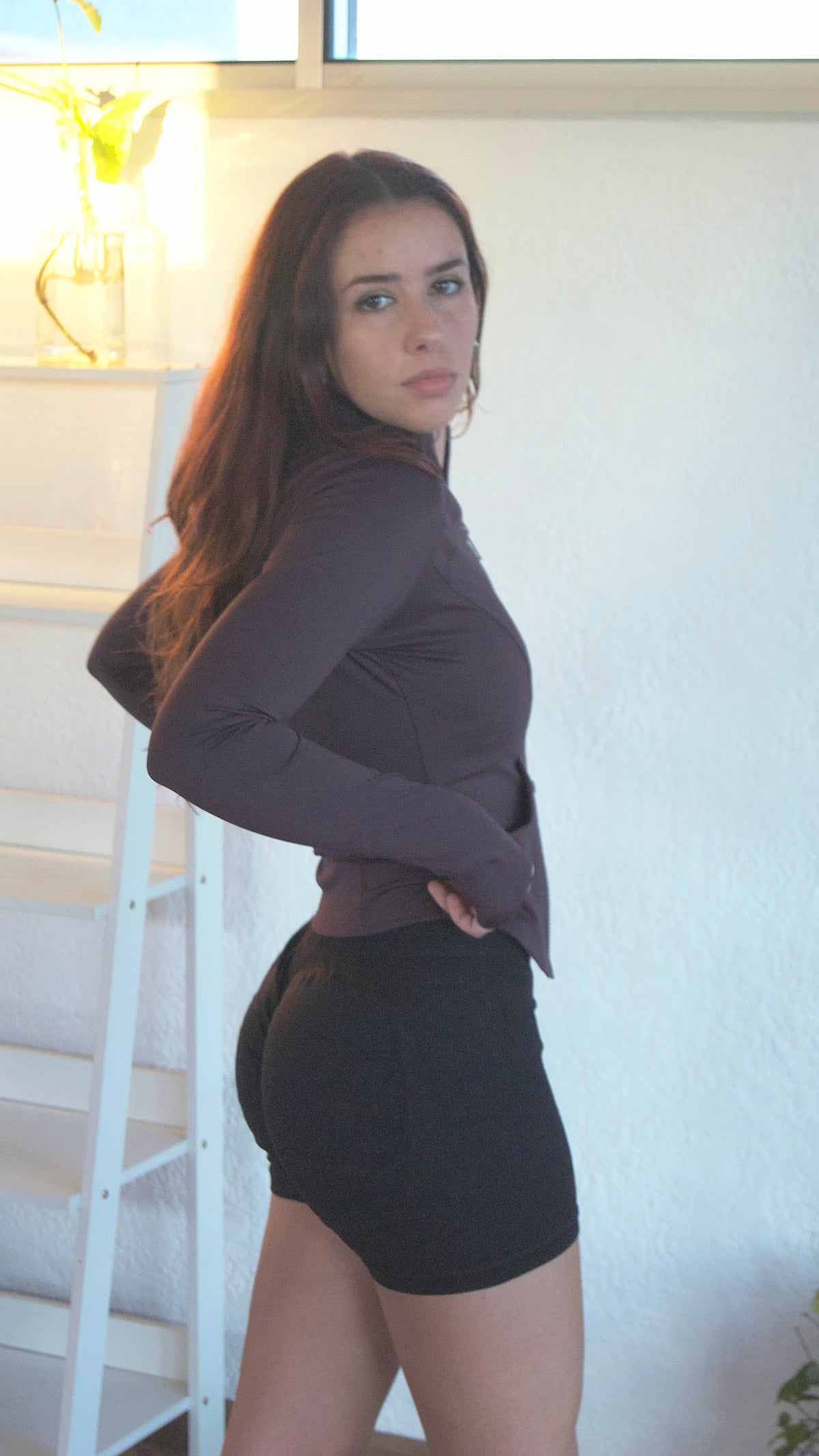 Modelo LUXA conjunto verde y campera negra — hero drop 01 (grade cálido claro)